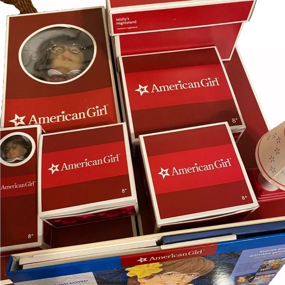 RARE AMERICAN GIRL DOLL MOLLY AND FURNITURE ACCESSORIES LAMP BED CLOTHES - Picture 3 of 7